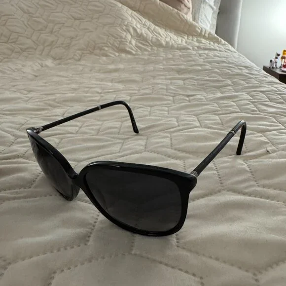 Burberry sunglasses with case and cloth - Picture 3 of 7